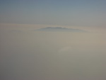 Rückflug von Iraklion nach Salzburg über Wien ein Berg in Wolken (GR).